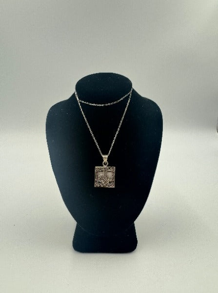 Kare Islemeli 925 Ayar Gumus Cevsen Kolye